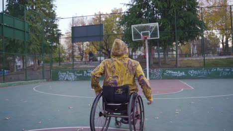 Junger-Mann-Des-Basketballspielers-Im-Rollstuhl-In-Zeitlupe.
